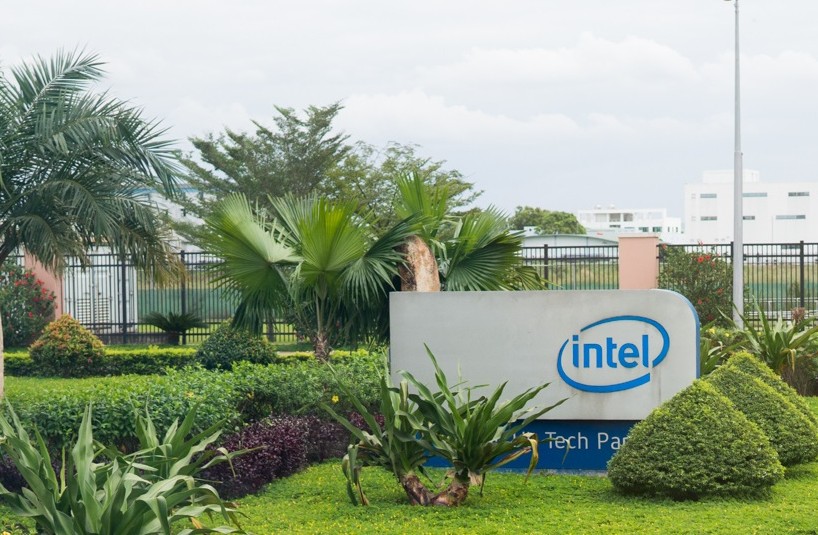 Intel Products Vietnam (IPV) là nhà máy lắp ráp và kiểm định lớn nhất trong mạng lưới Intel. Với hơn 2.800 nhân viên và nguồn đầu tư 1,5 tỷ USD, đây là công ty công nghệ cao lớn nhất của Mỹ tại Việt Nam.